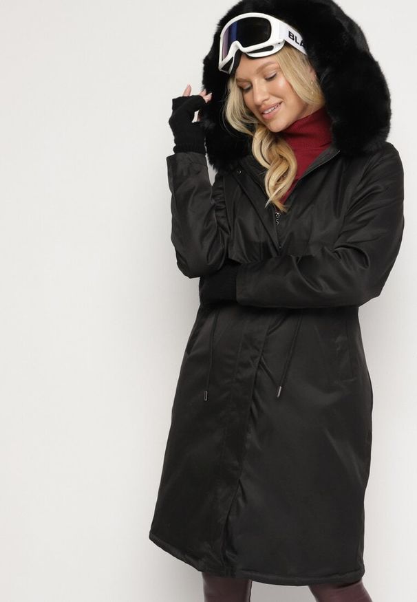 Born2be - Czarna Kurtka za Kolano ze Ściągaczem i Kapturem z Futerkiem Adoresa. Kolor: czarny. Materiał: futro