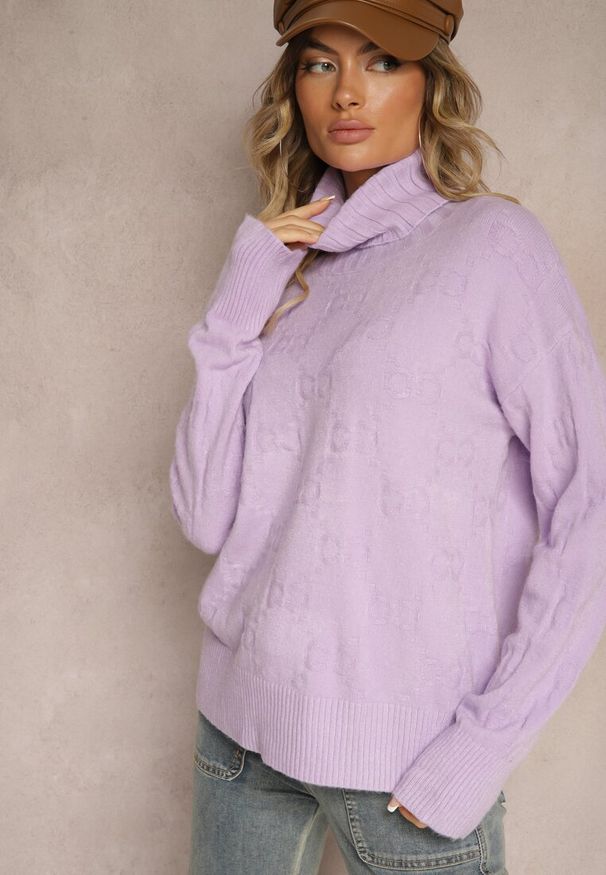 Renee - Fioletowy Golf o Klasycznym Kroju Savelle. Okazja: na co dzień. Typ kołnierza: golf. Kolor: fioletowy. Materiał: jeans. Długość rękawa: długi rękaw. Długość: długie. Styl: klasyczny