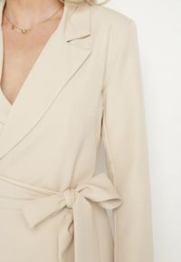 Born2be - Beżowa Sukienka w Stylu Marynarki z Paskiem i Usztywnionymi Ramionami Etinella. Okazja: na co dzień. Kolor: beżowy. Materiał: jeans. Styl: casual, klasyczny #2