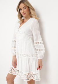 Born2be - Biała Sukienka Mini z Ażurowymi Wstawkami i Gumką w Talii Raliasa. Kolor: biały. Materiał: koronka. Wzór: ażurowy. Styl: boho. Długość: mini #3