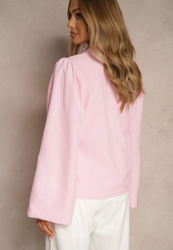 Renee - Różowa Marynarka z Rozszerzanymi Rękawami Zdobiona Wiązaniem z Boku Sanivera. Okazja: do pracy, na spotkanie biznesowe. Kolor: różowy. Wzór: aplikacja. Styl: klasyczny, elegancki, biznesowy