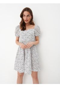 Mohito - Sukienka mini w kropki - Biały. Kolor: biały. Wzór: kropki. Długość: mini #2