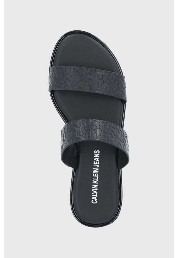Calvin Klein Jeans Klapki damskie kolor czarny. Kolor: czarny. Materiał: skóra, materiał, guma. Wzór: gładki. Obcas: na obcasie. Wysokość obcasa: niski