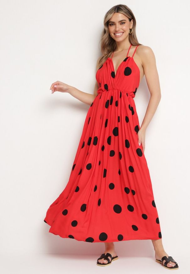 Born2be - Czerwona Rozkloszowana Sukienka z Wiskozy Wiązana na Szyiu i Plecach z Gumką w Pasie Jessmarie. Okazja: na co dzień. Kolor: czerwony. Materiał: wiskoza. Styl: casual