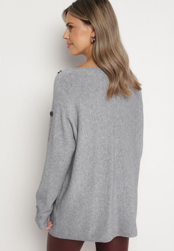 Born2be - Szary Sweter z Dodatkiem Bawełny i Wiskozy z Guzikami na Rękawach Ciasine. Okazja: na co dzień. Kolekcja: plus size. Kolor: szary. Materiał: bawełna, wiskoza. Długość rękawa: długi rękaw. Długość: długie. Styl: casual