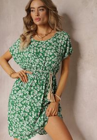 Renee - Zielona Wiskozowa Mini Sukienka w Kwiatowy Print z Gumką w Pasie Frolia. Kolor: zielony. Materiał: wiskoza. Wzór: kwiaty, nadruk. Długość: mini