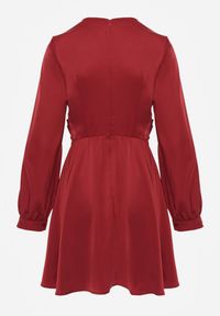 Renee - Czerwona Bawełniana Sukienka VICES z Satyny z Kopertowym Dekoltem Cunelia. Okazja: na co dzień. Typ kołnierza: dekolt kopertowy. Kolor: czerwony. Materiał: satyna, bawełna. Długość rękawa: długi rękaw. Typ sukienki: kopertowe. Styl: casual, elegancki #4