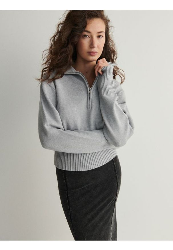 Reserved - Sweter z rozpinanym golfem - jasnoszary. Typ kołnierza: golf. Kolor: szary. Materiał: dzianina, wiskoza