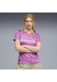 Puma - Damska koszulka KIDSUPER × BORUSSIA DORTMUND PUMA Mauve Pop Faster Yellow Pink. Kolor: różowy. Wzór: kolorowy, geometria. Sport: piłka nożna