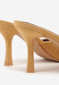 Born2be - Jasnobrązowe Klapki z Imitacji Zamszu na Szpilce z Otwartym Noskiem Irithna. Okazja: na co dzień, na ślub cywilny, na wesele. Nosek buta: otwarty. Kolor: brązowy. Materiał: zamsz. Obcas: na szpilce. Styl: casual, elegancki, klasyczny #9