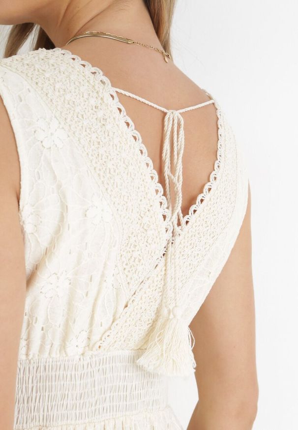 Born2be - Beżowa Koronkowa Sukienka Maxi z Kopertowym Dekoltem i Wiązaniem na Plecach Hossia. Kolor: beżowy. Materiał: koronka. Wzór: ażurowy. Sezon: wiosna, lato. Typ sukienki: kopertowe. Długość: maxi