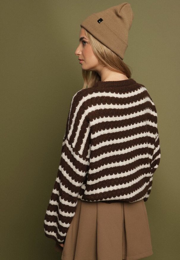 Born2be - Ciemnobrązowy Sweter Oversize z Wełną i Wiskozą o Luźnym Splocie w Paski Ternose. Okazja: na co dzień. Kolor: brązowy. Materiał: wełna, wiskoza. Wzór: ze splotem, paski. Styl: klasyczny, casual