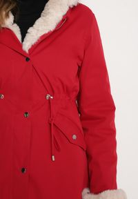 Born2be - Bordowa Kurtka Parka z Kapturem i Odpinanym Futerkiem Ninria. Okazja: na co dzień. Typ kołnierza: kaptur. Kolor: czerwony. Materiał: futro. Styl: klasyczny, casual, elegancki #6