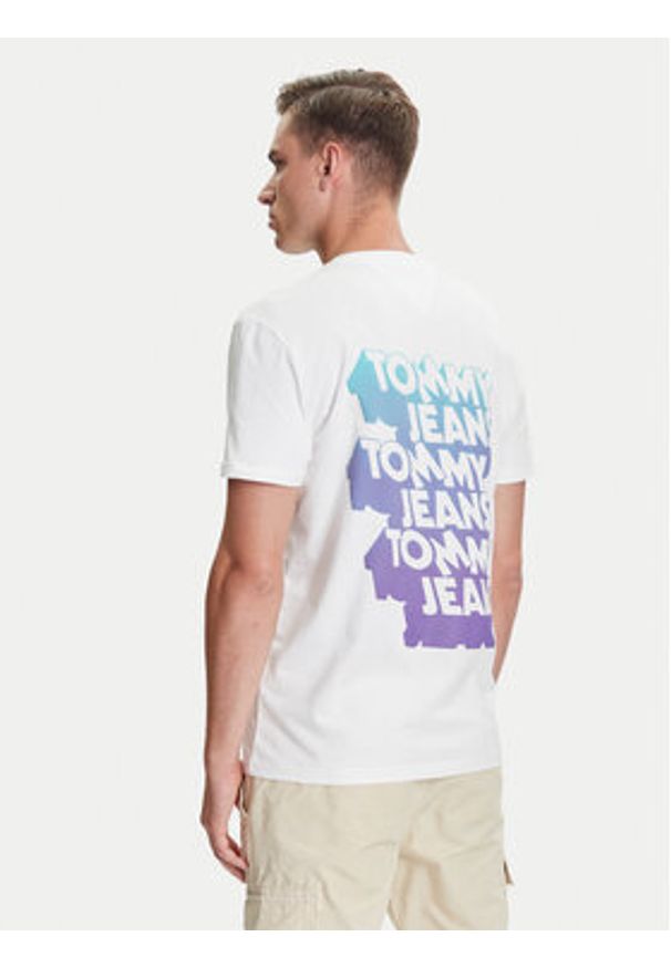 Tommy Jeans T-Shirt Stack Backprint DM0DM21589 Biały Regular Fit. Kolor: biały. Materiał: bawełna