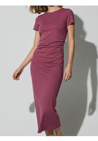Sinsay - Bawełniana sukienka midi z marszczeniem po bokach - różowy. Kolor: różowy. Materiał: bawełna. Długość: midi #1
