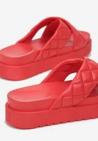 Born2be - Czerwone Klapki Dananassa. Nosek buta: okrągły. Kolor: czerwony. Materiał: guma. Wzór: paski, aplikacja. Obcas: na platformie #3