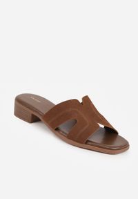 Renee - Brązowe Klapki VICES na Niskim Obcasie z Paskiem z Wycięciami Ateriko. Kolor: brązowy. Materiał: jeans. Obcas: na obcasie. Styl: klasyczny, elegancki. Wysokość obcasa: niski #6