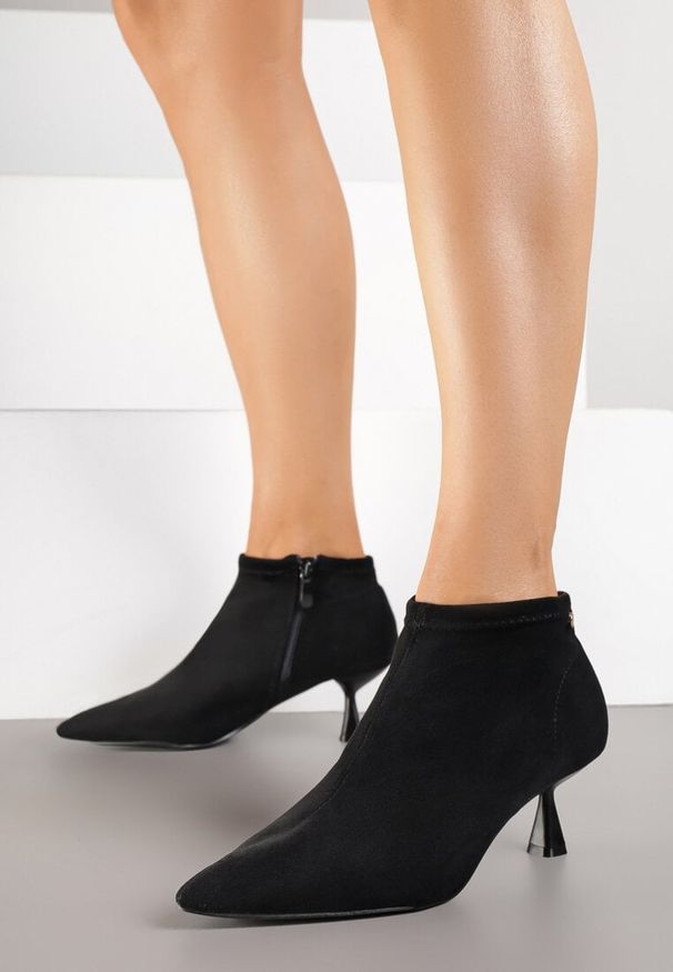 Renee - Czarne Botki z Imitacji Zamszu z Noskiem w Szpic na Kaczuszce Rilanitia. Okazja: na co dzień, do pracy, na spotkanie biznesowe. Kolor: czarny. Materiał: zamsz. Wzór: ze splotem. Obcas: na szpilce. Styl: biznesowy, casual