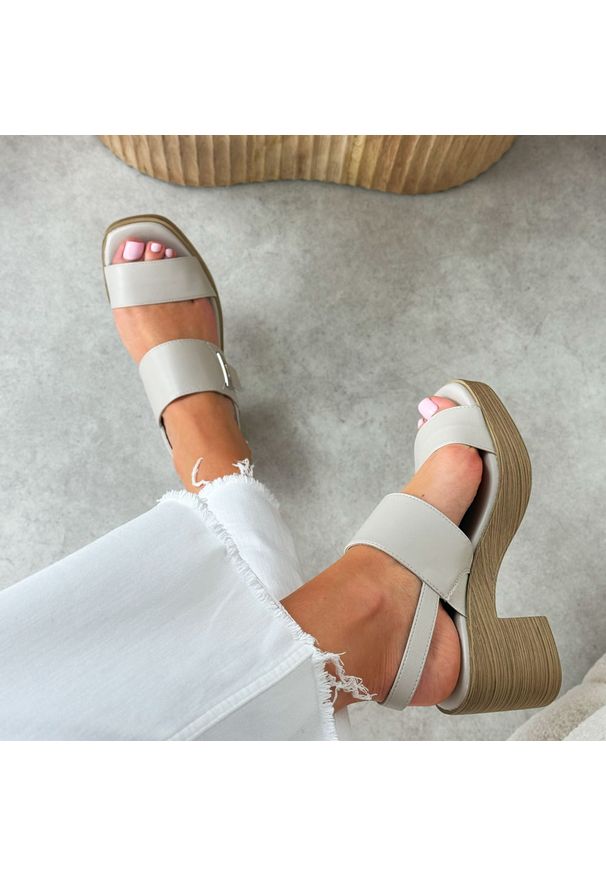 Białe sandały damskie na obcasie M.Daszyński 23126-9. Okazja: na co dzień. Zapięcie: sprzączka. Kolor: biały. Materiał: skóra. Sezon: wiosna, lato. Obcas: na obcasie. Styl: klasyczny, casual, elegancki. Wysokość obcasa: średni