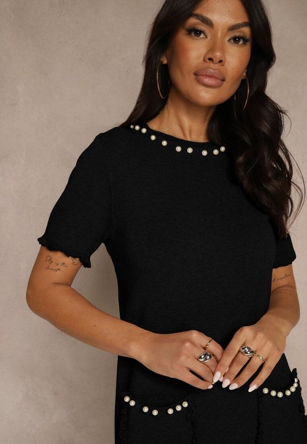 Renee - Czarna Sweterkowa Sukienka Trapezowa z Perełkami przy Dekolcie i Kieszeniach Fenatusa. Okazja: na co dzień. Kolor: czarny. Materiał: jeans. Typ sukienki: trapezowe. Styl: casual