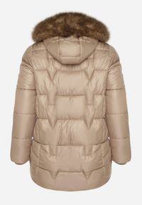 Born2be - Brązowa Kurtka z Pikowanymi Przeszyciami i Kapturem z Futrem Azinga. Okazja: na spacer. Typ kołnierza: golf. Kolekcja: plus size. Kolor: brązowy. Materiał: futro. Styl: elegancki
