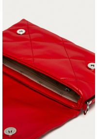 Guess - Torebka. Kolor: czerwony. Materiał: pikowane. Rodzaj torebki: na ramię #2