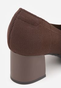 Renee - Brązowe Strukturalne Czółenka VICES na Słupkowym Obcasie Abathise. Nosek buta: otwarty. Kolor: brązowy. Materiał: skóra, materiał. Obcas: na obcasie. Wysokość obcasa: średni #5