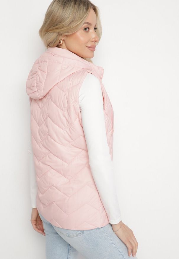 Born2be - Różowa Kamizelka Pikowana z Odpinanym Kapturem Ariluna. Okazja: na co dzień. Kolor: różowy. Materiał: jeans. Styl: casual, elegancki, sportowy