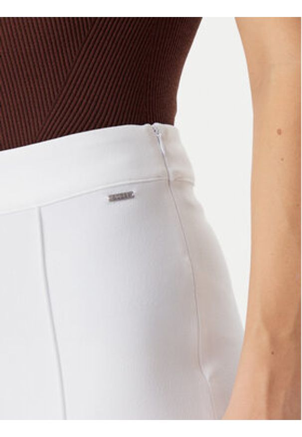 Guess Spodnie materiałowe W4YB01KCBO2 Biały Slim Fit. Kolor: biały. Materiał: syntetyk