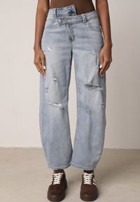 Born2be - Niebieskie Bawełniane Jeansy o Asymetrycznym Kroju Typu Balloon z Dziurami Nediara. Okazja: na co dzień. Kolor: niebieski. Styl: casual, elegancki #2