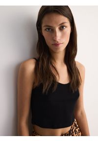 Reserved - Top na ramiączkach - czarny. Kolor: czarny. Materiał: wiskoza, dzianina. Długość rękawa: na ramiączkach. Długość: krótkie #1