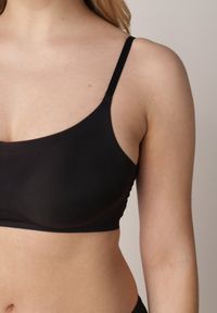 Born2be - Czarny Bezszwowy Biustonosz Bez Fiszbin z Usztywnianymi Miseczkami Leavessa. Kolor: czarny. Materiał: tkanina #3