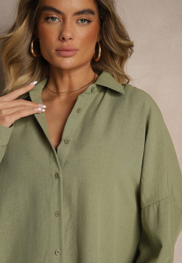 Renee - Ciemnozielona Koszula o Fasonie Oversize w Klasycznym Stylu Marionera. Okazja: na co dzień. Kolor: zielony. Materiał: bawełna, materiał. Długość rękawa: długi rękaw. Długość: długie. Styl: klasyczny