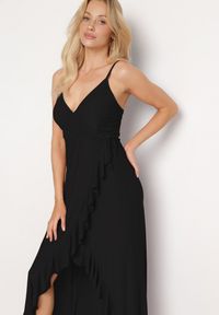 Born2be - Czarna Koktajlowa Sukienka z Kopertowym Dekoltem na Ramiączkach z Ozdobną Falbanką Nestasi. Okazja: na co dzień. Kolor: czarny. Długość rękawa: na ramiączkach. Typ sukienki: kopertowe. Styl: wizytowy #2