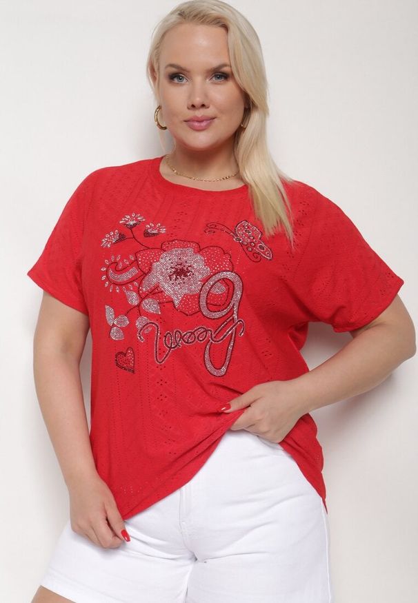 Born2be - Czerwony Ażurowy T-shirt z Bawełną Ozdobiony Cyrkoniami Deviana. Okazja: na co dzień. Kolor: czerwony. Materiał: bawełna. Wzór: aplikacja, ażurowy. Sezon: lato. Styl: wizytowy, elegancki, casual