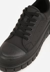 Renee - Czarne Sneakersy VICES na Platformie w Stylu Chunky z Perforacją Hypsyllis. Okazja: na co dzień. Kolor: czarny. Materiał: jeans. Obcas: na platformie #3