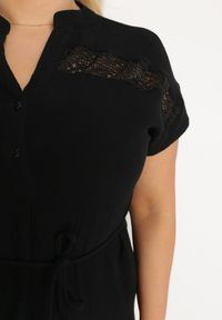 Born2be - Czarna Pudełkowa Sukienka Bawełniana ze Sznurkiem w Pasie Quimalia. Kolor: czarny. Materiał: bawełna. Długość rękawa: krótki rękaw. Wzór: aplikacja. Sezon: wiosna, lato. Typ sukienki: proste #6