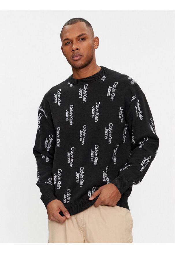 Calvin Klein Jeans Sweter Stacked Logo Aop Sweater J30J325287 Czarny Regular Fit. Kolor: czarny. Materiał: bawełna