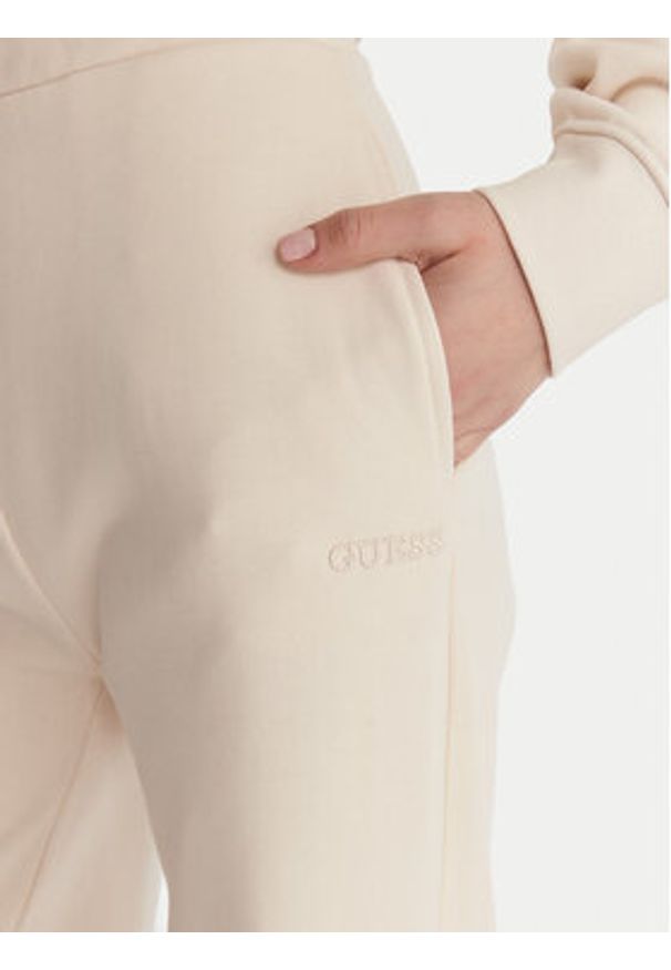 Guess Spodnie dresowe V6RB03 KD761 Écru Regular Fit. Kolor: kremowy. Materiał: bawełna