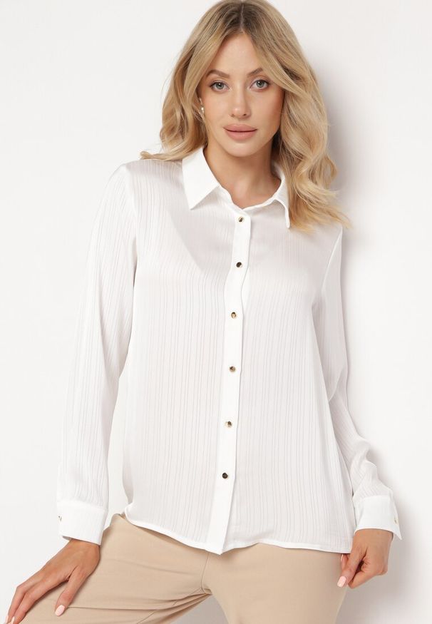 Born2be - Biała Koszula o Klasycznym Fasonie Zapinana na Guziki Dlinesta. Okazja: na co dzień. Kolor: biały. Materiał: jeans. Długość rękawa: długi rękaw. Długość: długie. Styl: klasyczny