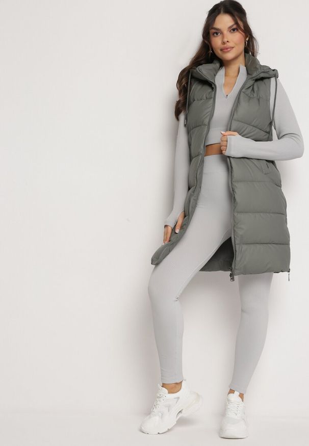 Born2be - Ciemnoszara Pikowana Kamizelka z Kapturem i Obustronnym Suwakiem Trilasa. Typ kołnierza: kaptur. Kolor: szary. Styl: elegancki