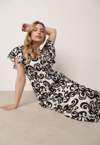 Born2be - Czarna Wiskozowa Sukienka z Kopertowym Dekoltem i Gumkami w Talii Shyraya. Okazja: na co dzień. Typ kołnierza: dekolt kopertowy. Kolor: czarny. Materiał: wiskoza. Typ sukienki: kopertowe. Styl: casual #2