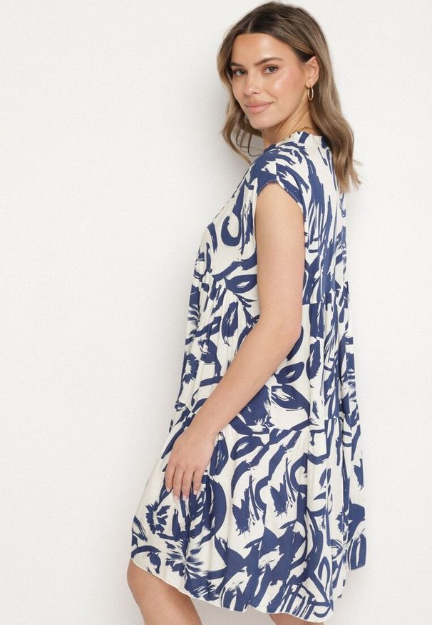 Born2be - Niebieska Bawełniana Sukienka z Abstrakcyjnym Wzorem Lioraia. Okazja: na co dzień. Typ kołnierza: dekolt w kształcie V. Kolor: niebieski. Materiał: bawełna. Długość rękawa: krótki rękaw. Typ sukienki: proste. Styl: casual, elegancki