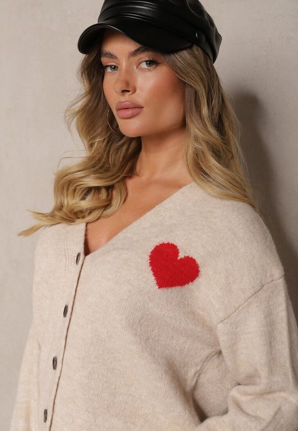 Renee - Beżowy Rozpinany Kardigan Ozdobiony Sercem Miathia. Okazja: na co dzień. Typ kołnierza: dekolt w kształcie V. Kolor: beżowy. Materiał: jeans. Wzór: aplikacja. Styl: casual, elegancki
