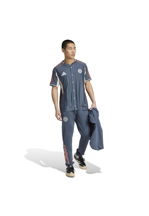 Adidas - Koszulka kibica baseballowego US Bayern Monachium 2025/26. Kolor: szary. Sport: piłka nożna