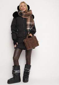 Born2be - Czarna Pikowana Kurtka z Futrzaną Podszewką i Odpinanym Kapturem z Futerkiem Salira. Okazja: na co dzień. Kolor: czarny. Materiał: futro. Styl: klasyczny, elegancki, casual #6