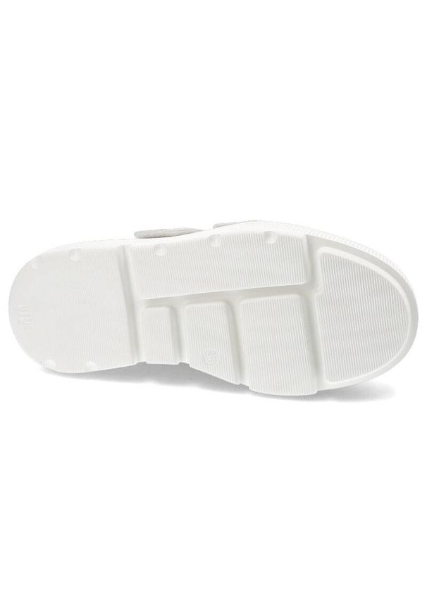 Białe Sneakersy Carinii Modne Na Obuwie Damskie. Zapięcie: rzepy. Kolor: biały. Materiał: skóra