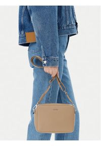 Calvin Klein Torebka Ck Must Small Camera Bag K60K613145 Beżowy. Kolor: beżowy. Materiał: skórzane #5