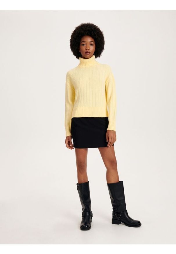 Reserved - Sweter z golfem - jasnożółty. Typ kołnierza: golf. Kolor: żółty. Materiał: dzianina. Wzór: gładki