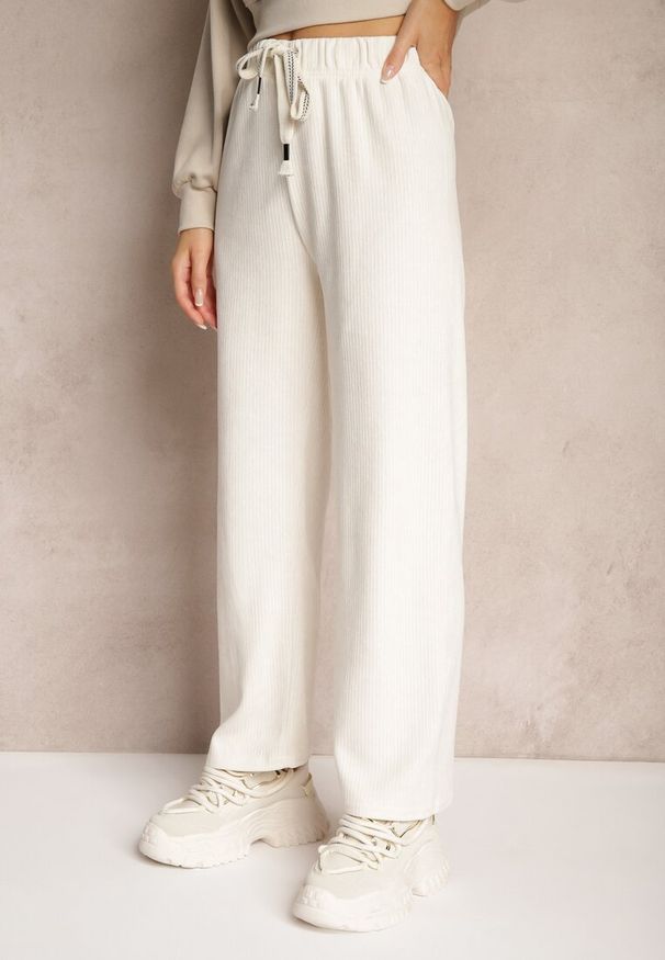 Renee - Jasnobeżowe Spodnie Dresowe Prążkowane o Szerokim Kroju High Waist Iriallia. Okazja: na co dzień. Stan: podwyższony. Kolor: beżowy. Materiał: dresówka, prążkowany. Styl: elegancki, casual